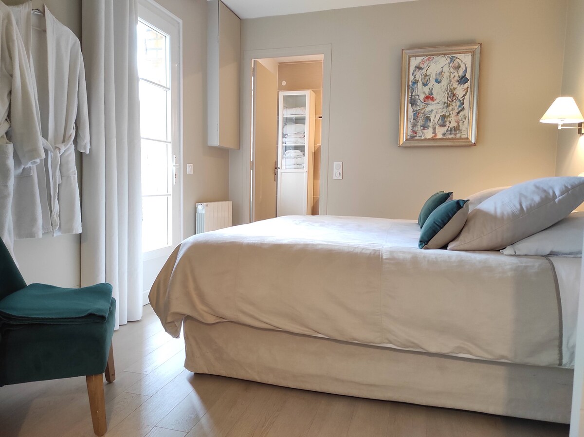 Dhoma e gjumit #1 ndodhet në katin përdhes të shtëpisë. Krevati është 160 X 200 cm. Ka banjën e vet dhe tualetin ngjitur. Ka hyrjen e vet në natyrë në kopsht.