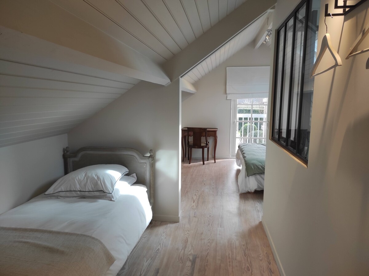 Dhoma e gjumit nr. 2 ndodhet në katin e parë të shtëpisë. Ajo përbëhet nga një krevat tek prej 80 X 200 cm dhe një krevat dopio 160 X 200 cm. shumë i rehatshëm, i qetë dhe komod. Ka banjën dhe tualetin e vet.