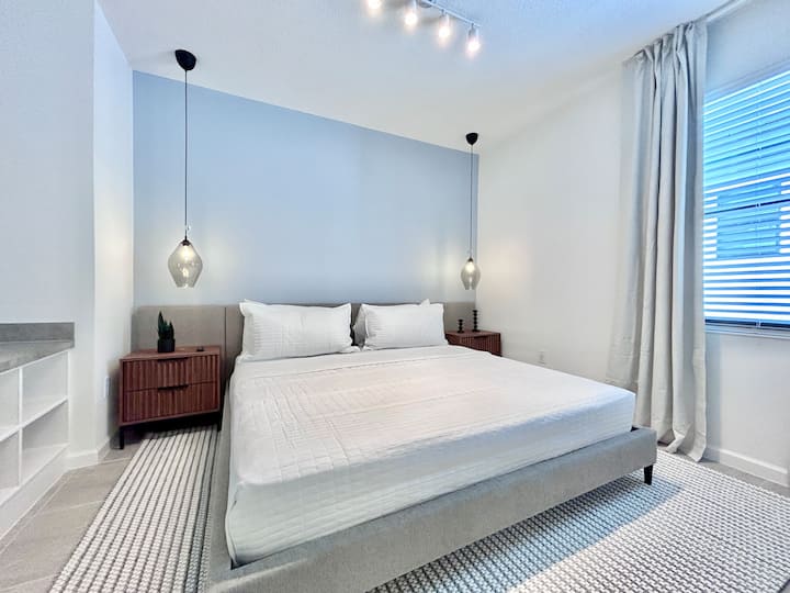 Disfruta de momentos cómodos mientras lees un buen libro en esta maravillosa cama tamaño king.