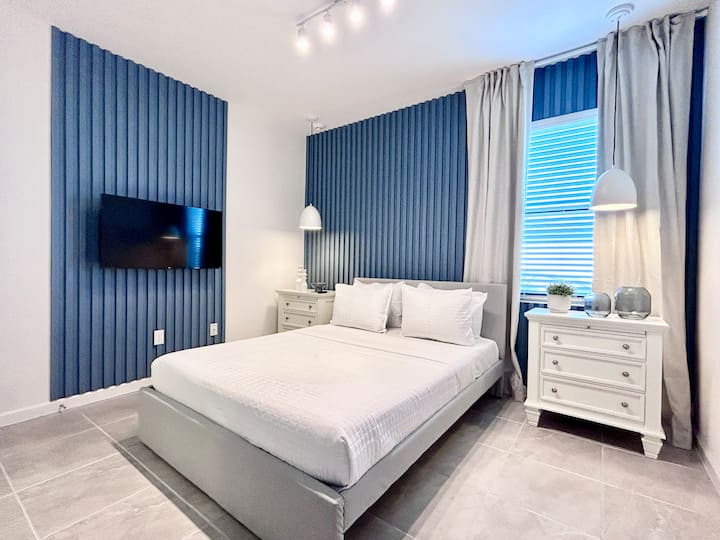 El contraste de colores claros le da a la decoración un ambiente encantador.