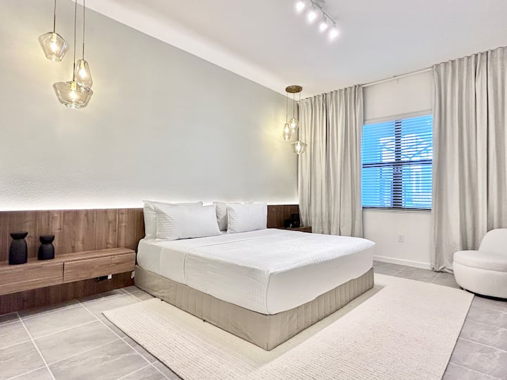 Atractiva cama tamaño king con decoración boscosa.