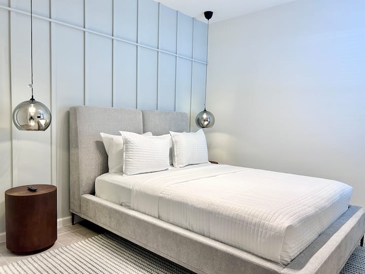 Decoración contemporánea para un dormitorio lujoso.