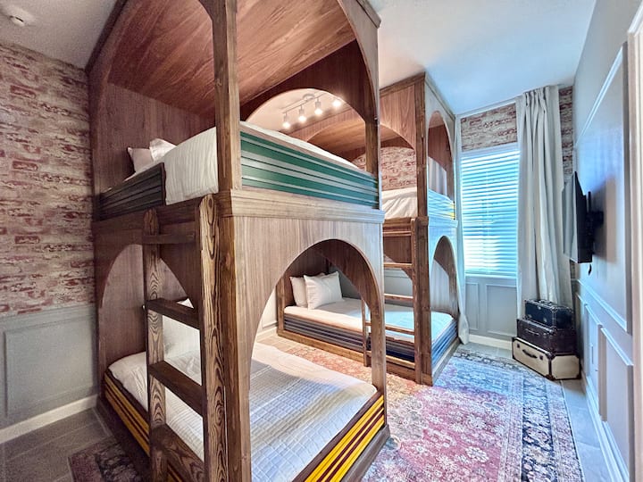 Con un toque rústico y viajero, reúne al grupo para un buen descanso.