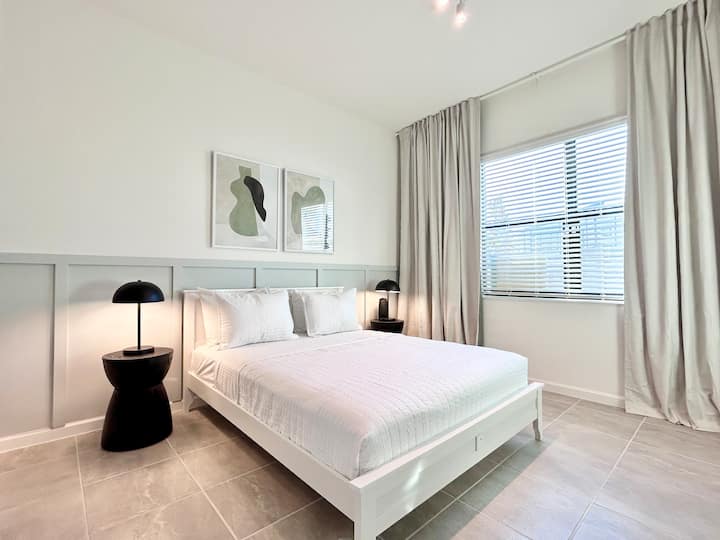 Decoración minimalista y amplio espacio.