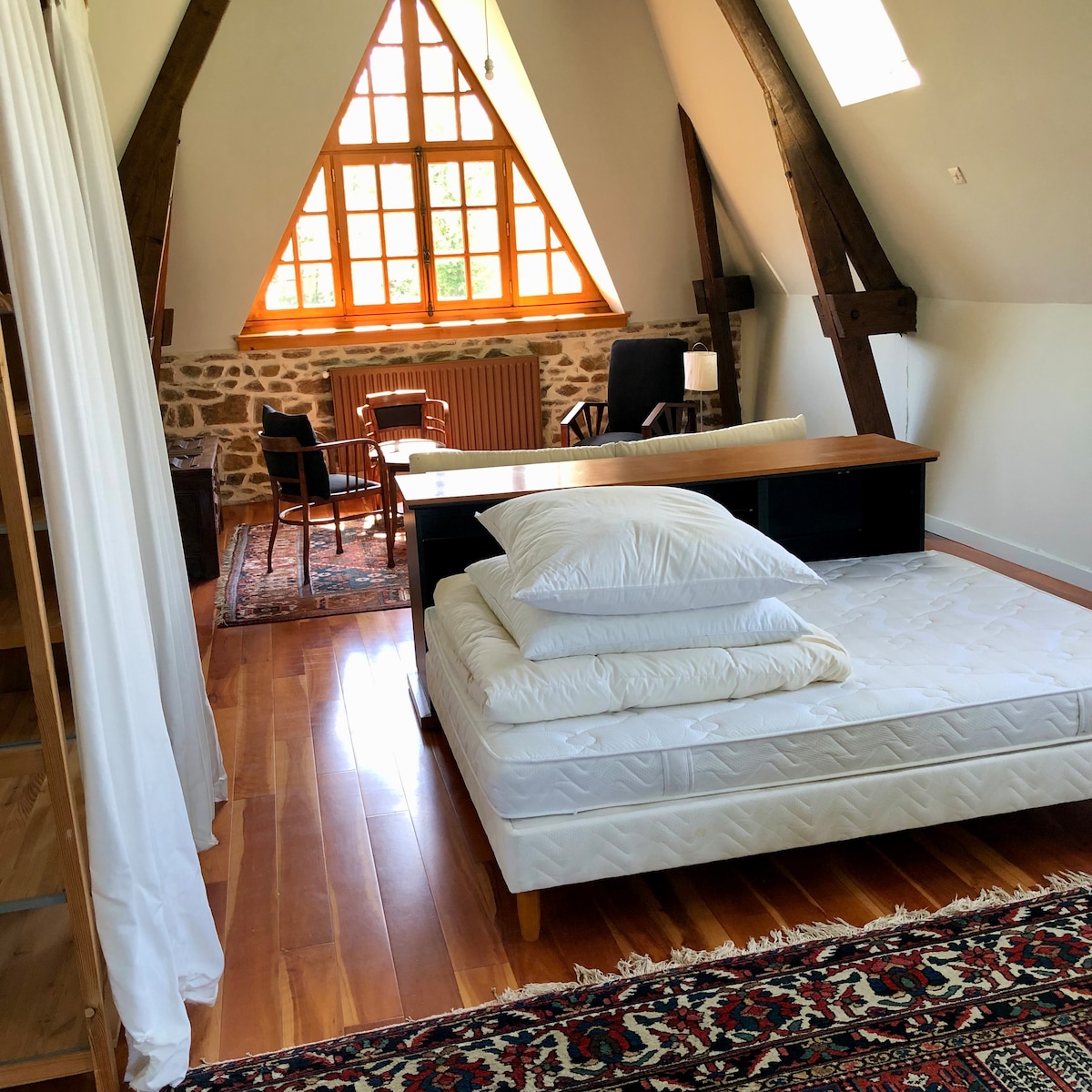 Eagle's Nest. Станот на третиот кат. Во оваа соба може да се сместат 4 лица.