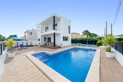 Villa 4BR|Piscina |BBQ |Chill out |AC |Arcade Game