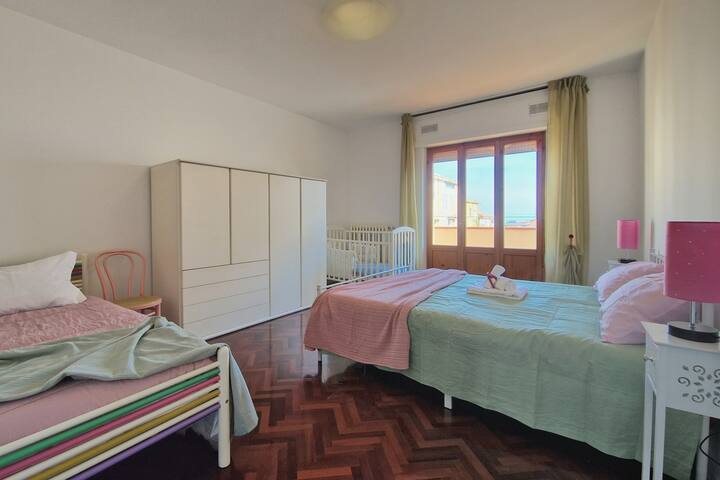 Primera habitación doble triple con vistas increíbles desde el balcón privado