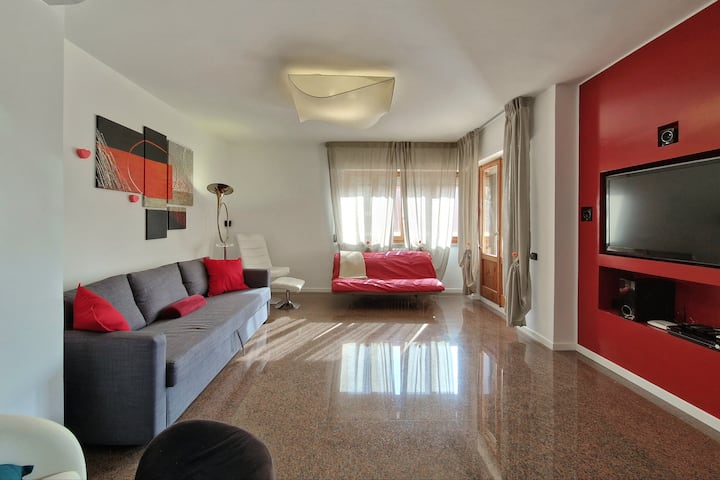 Amplia sala de estar equipada con dos sofás, uno de los cuales tiene una funcionalidad de cama