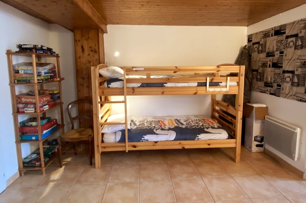 Საძინებელი ორსართულიანი საწოლითა და სამაგიდო თამაშებით