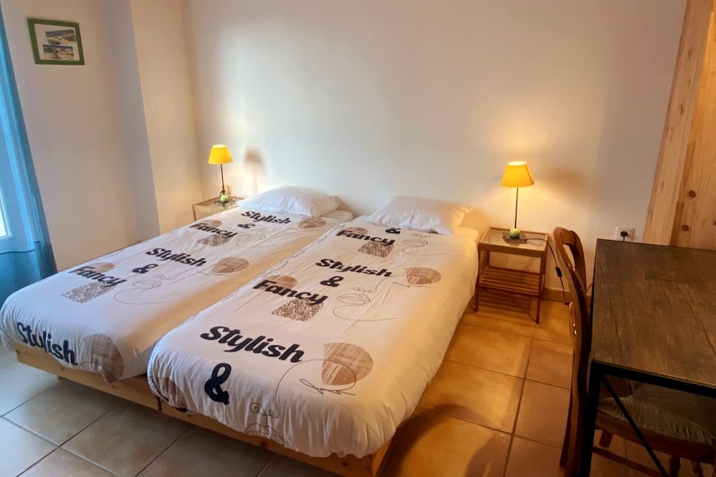 Მშობლების ოთახი საოფისე ფართით