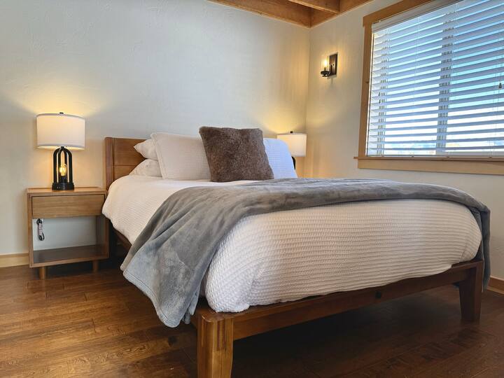 Cozy, barn-style Cabin with stunning Teton Views