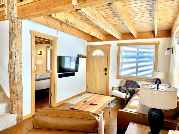 Cozy, barn-style Cabin with stunning Teton Views