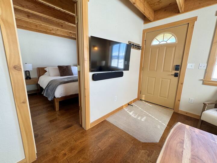 Cozy, barn-style Cabin with stunning Teton Views