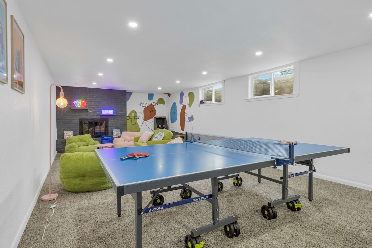 Опуштете се и играјте со стил во ова засолниште во игротека, во комплет со маса за пинг-понг, ски-топка и кадифено седење за пријатни собири и бескрајна забава.