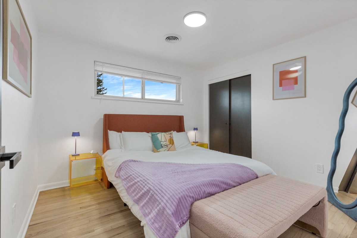 Најдете утеха во оваа удобна спална соба со брачен кревет украсен со кадифени постелнини, покрај стоечко огледало и гардероба, создавајќи мирен рај каде што удобноста се среќава со стилот.