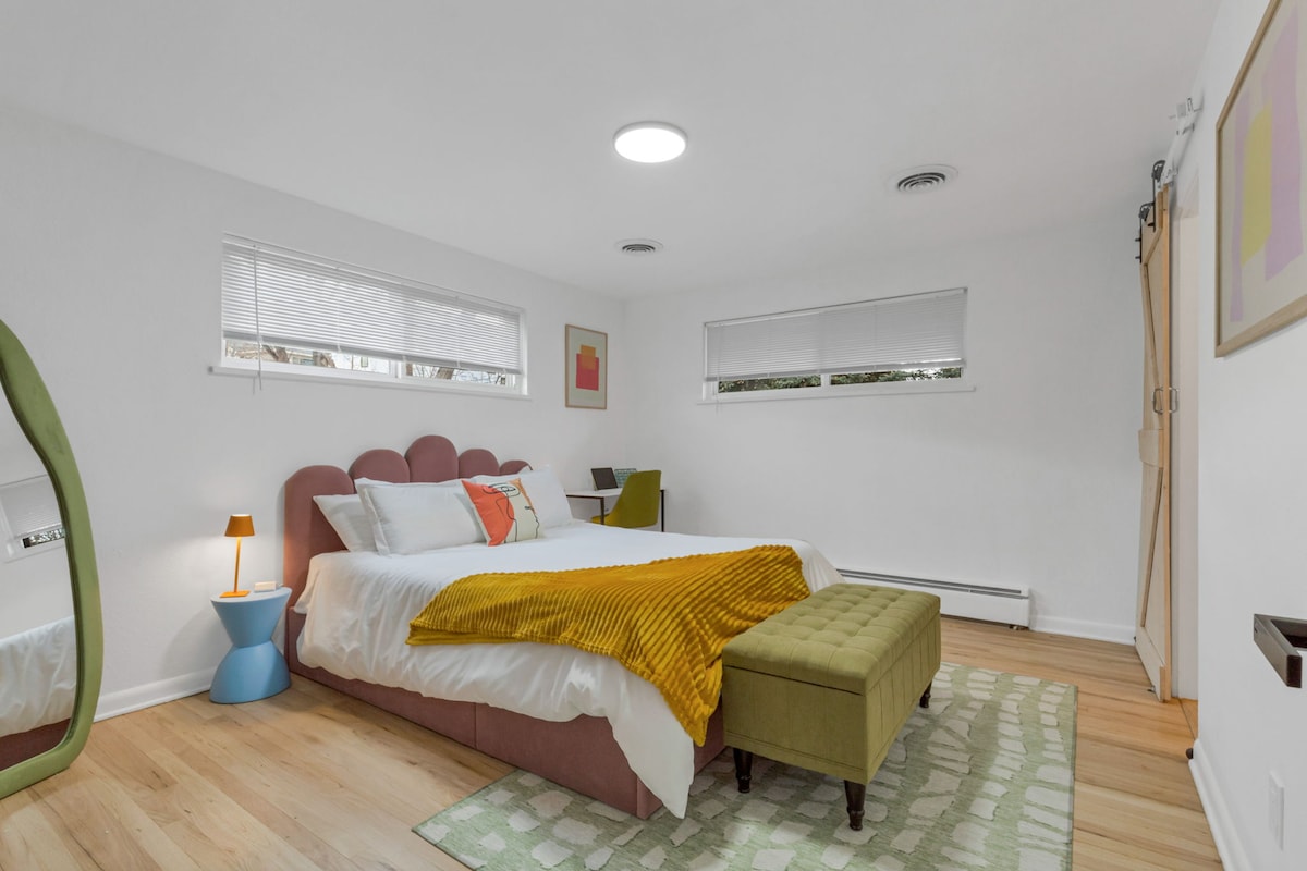 Ова е главната спална соба со брачен кревет (широк 150-179 см), прозорци осветлени од сонцето со ролетни за приватност и простор наменет за работа сместен во аголот. Оваа соба има сопствена бања 