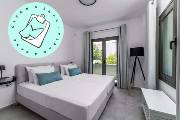 חדר שינה ראשון עם 2 מיטות יחיד