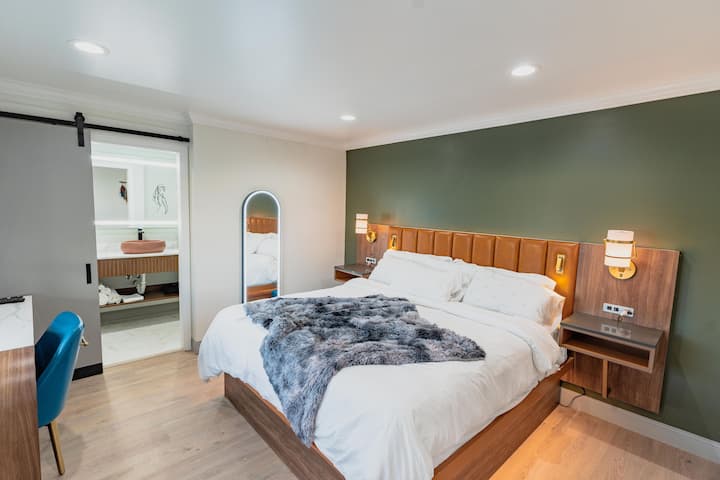 1 King Bed - Santa María, CA