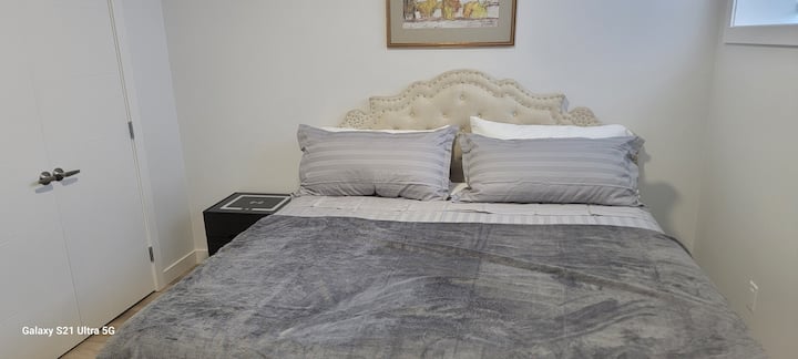 Dormitorio principal con cama king y mesita de noche