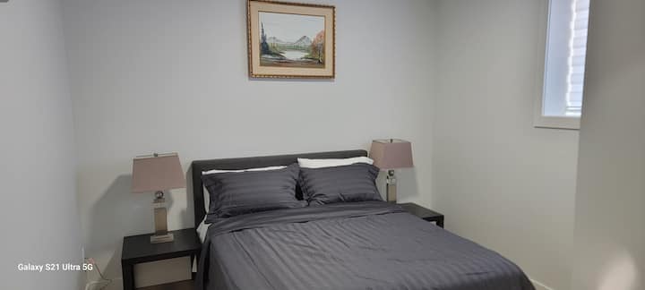 Segundo dormitorio con cama tamaño queen y dos mesitas nocturnas