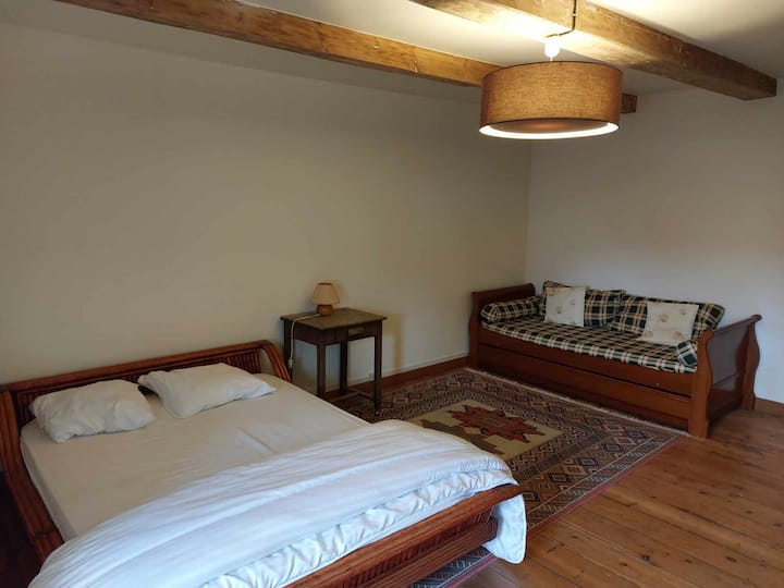 1st floor: Bedroom # 3
1 bed for 2 people ( 1.40 x 1.90)
1 lit gigogne ( 2 lits 0.90 x 1.90)