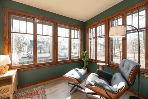 Historic Craftsman 8min downtown hot tub &gameroom