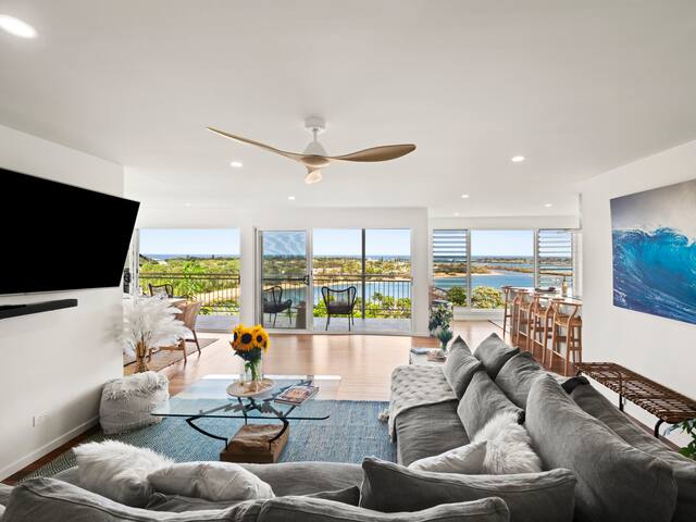 The Penthouse – Spectacular Bay and Ocean Views!
