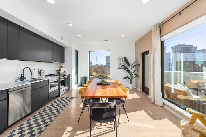 Penthouse w/ Patio Walk to Downtown 3 Bedrm,5 Bed gallery image 2