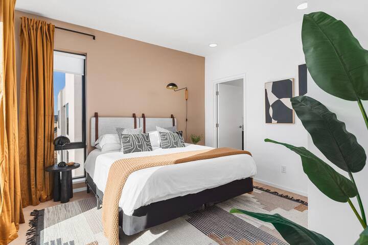 Penthouse w/ Patio Walk to Downtown 3 Bedrm,5 Bed gallery image 3