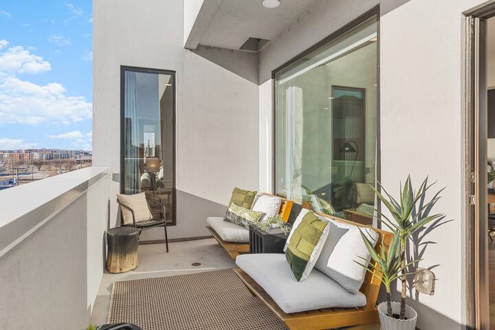 Penthouse w/ Patio Walk to Downtown 3 Bedrm,5 Bed gallery image 5