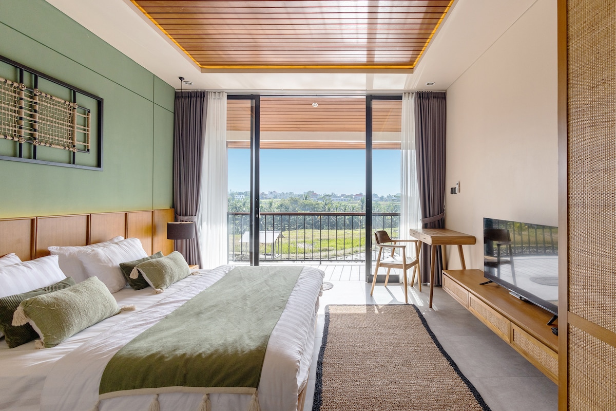 Просторна стая на втория етаж, предлагаща завладяваща гледка към оризовите полета в Убуд