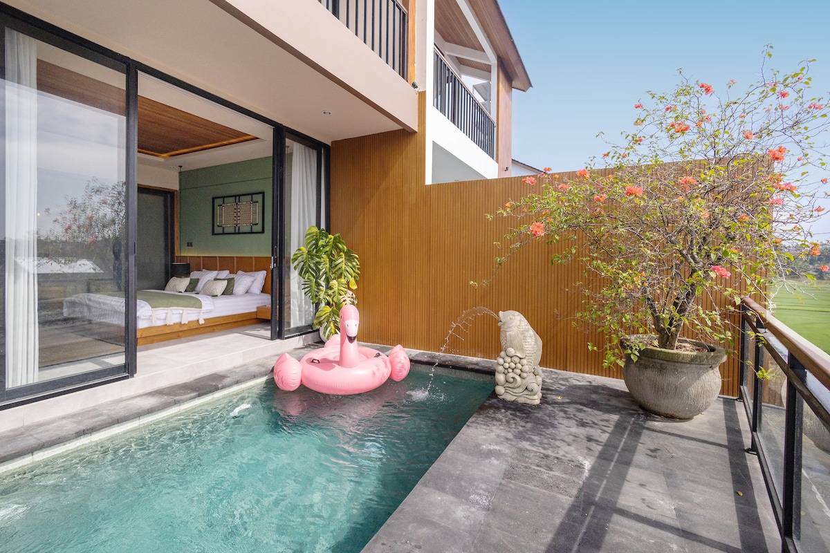 Отдайте се на лукс с голям плувен басейн, предлагащ спираща дъха гледка, удобно разположен точно пред основната спалня 