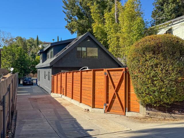 Hip Dreamy Designer Pool House gallery image 3