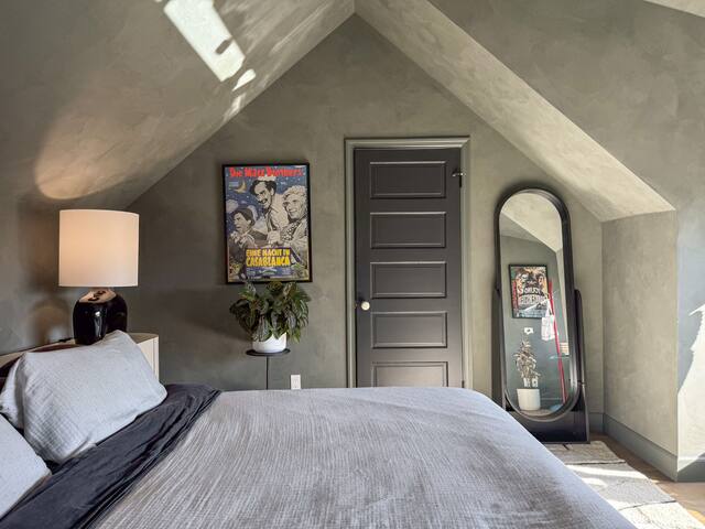 Hip Dreamy Designer Pool House gallery image 2