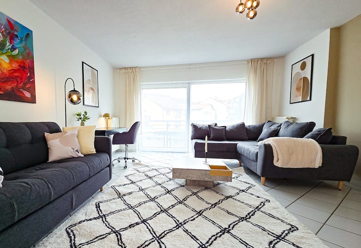 Მისაღები ოთახი ორი დივნით გთავაზობთ საკმარის სივრცესა და კომფორტს მყუდრო საათებისთვის. Ნათელი სამუშაო სივრცე პირდაპირ იატაკიდან ჭერამდე აწვდენილი ფანჯრების მეშვეობით საშუალებას გაძლევთ, მოგზაურობისას მაქსიმალურად კარგად შეასრულოთ თქვენი სამუშაო.