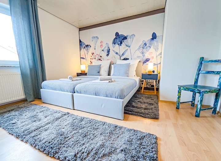 Მეორე საძინებელი, რომელიც ლურჯ ფერებშია, შესანიშნავ საძილე ატმოსფეროს ქმნის. Კიდევ ერთხელ, არსებობს ორი ერთადგილიანი საწოლი, რომლებიც ადვილად სრიალებს ერთად ან ერთმანეთისგან.