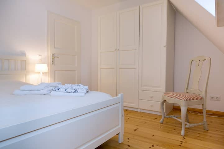 Dormitorio grande con cama tamaño queen. 
