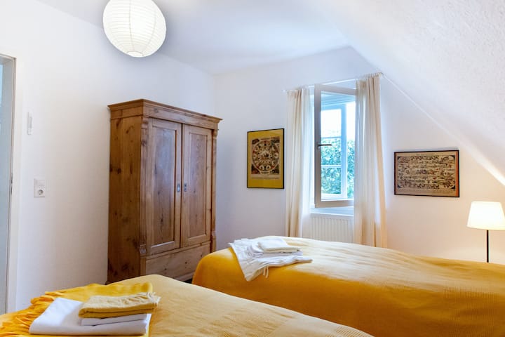 Tercer dormitorio con dos camas individuales. 