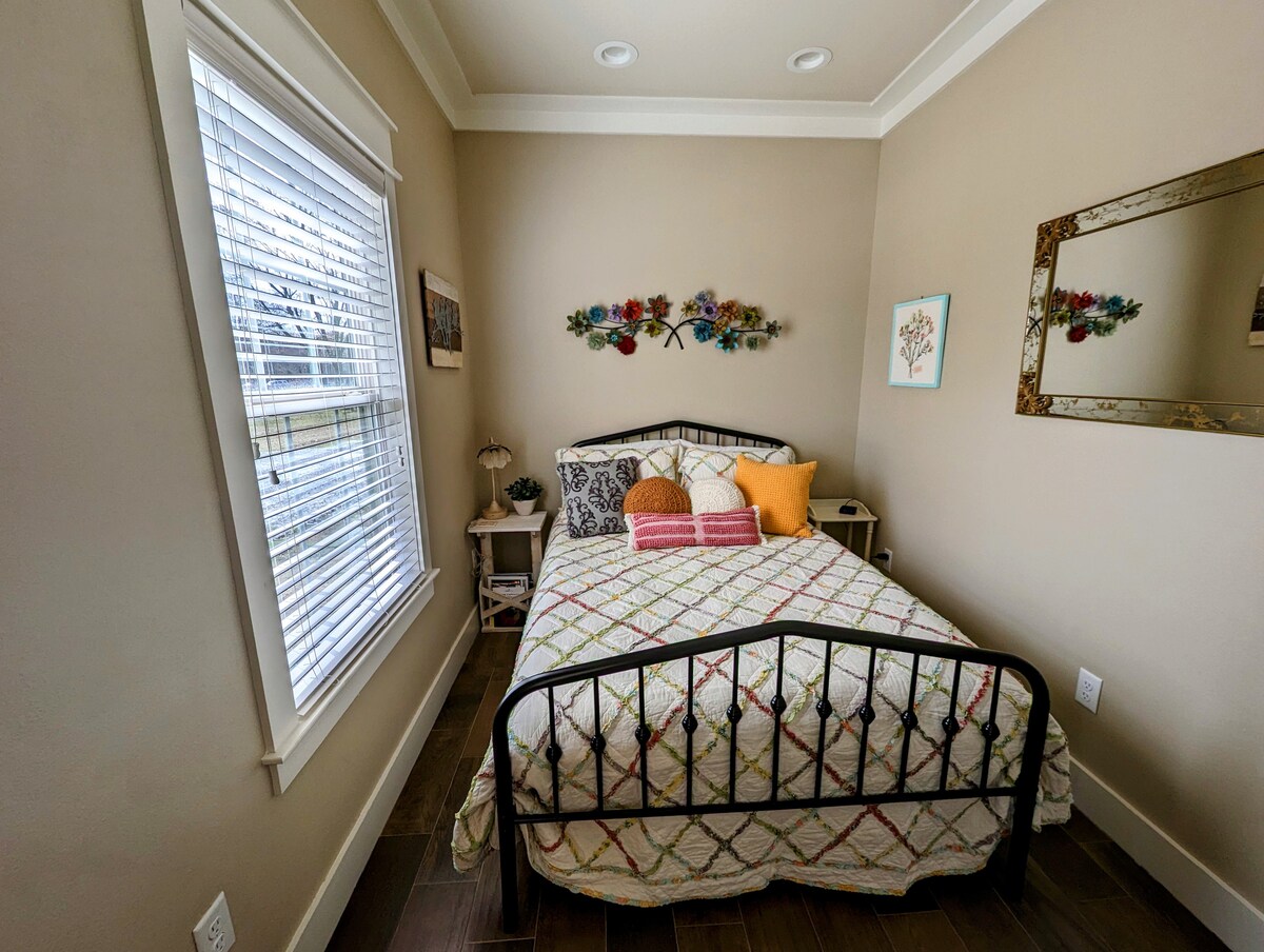 Cama completa con mesitas de noche dobles. 