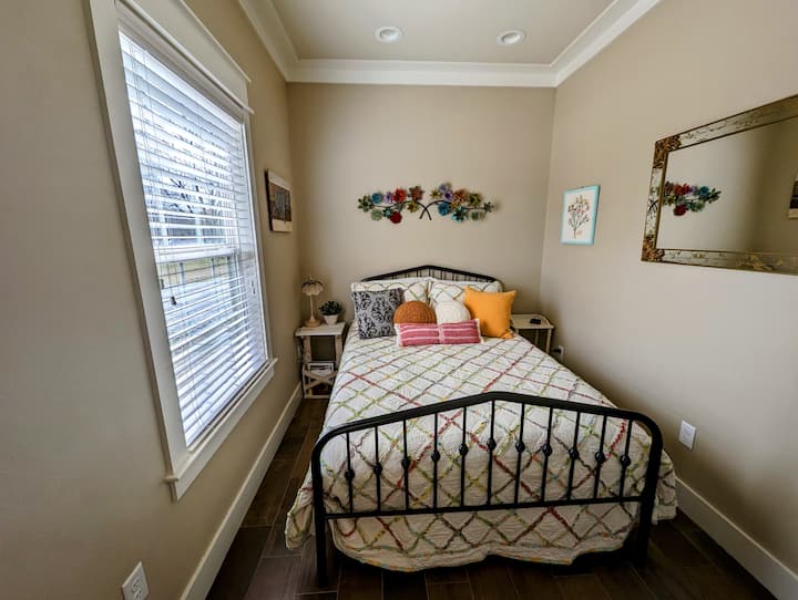 Полн кревет со двојни ноќни шкафчиња. 