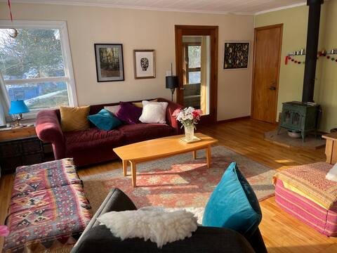 Artist Home
2beds + pullout couch
2 nights+ only
