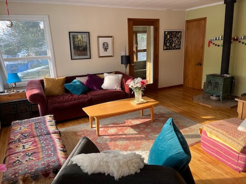 Artist Home
2beds + pullout couch
2 nights+ only