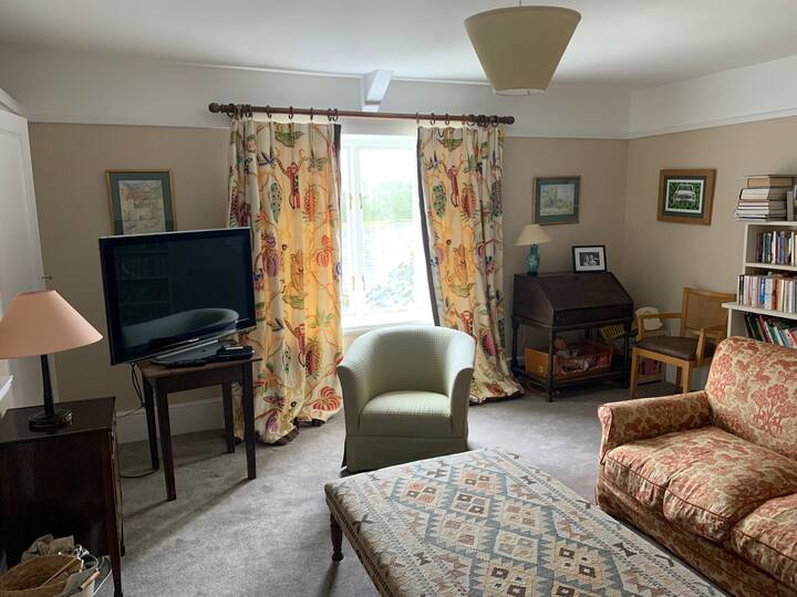 Bright, Cosy Stable-yard Flat - Tiverton Castle