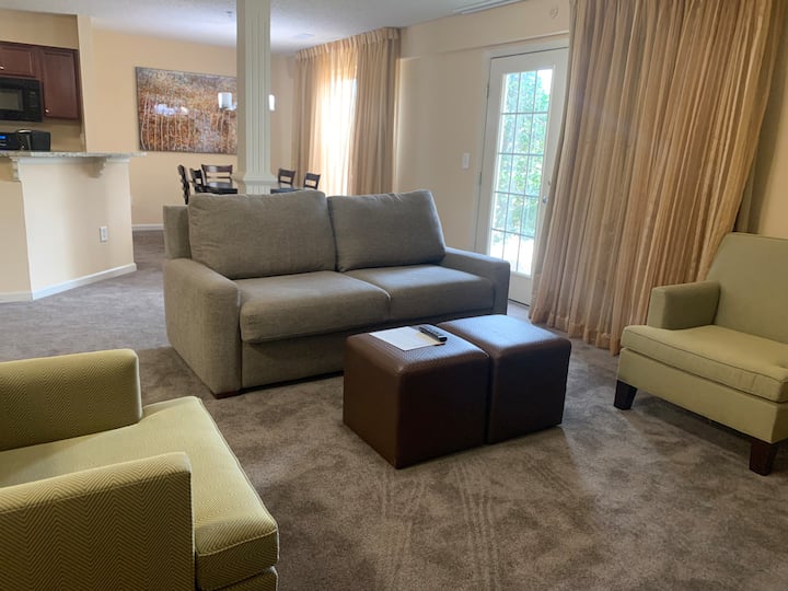 Ще имате (4) всекидневни с разтегателен диван за допълнителни (4) легла за спане.