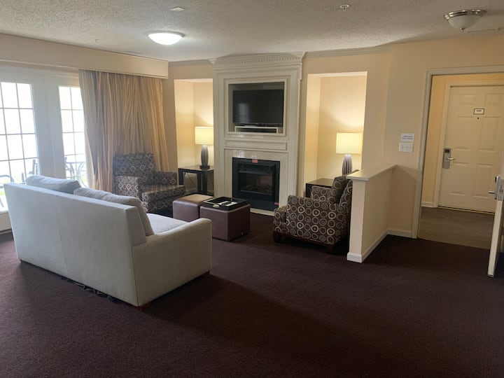 Ще имате (4) всекидневни с разтегателен диван за допълнителни (4) легла за спане.