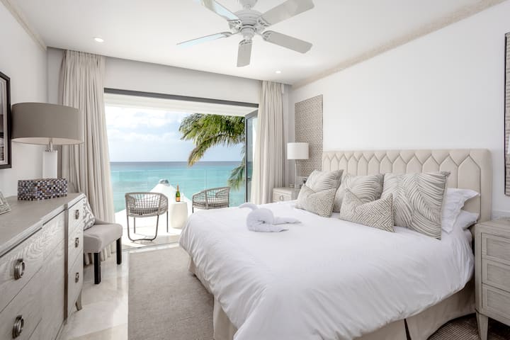 Toni za kutuliza zina chumba cha kulala cha 2 na kitanda cha ukubwa wa kifalme cha Uingereza, roshani ya kujitegemea iliyo na mwonekano mzuri wa bahari, kiyoyozi, feni ya dari na chumba cha kulala.