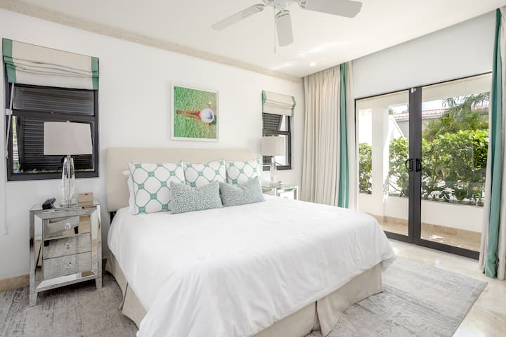 Chumba cha 4 cha kulala kina kitanda cha ukubwa wa kifalme cha Uingereza na kina kiyoyozi, feni ya dari, mlango wa kuteleza kwenye roshani na suti.