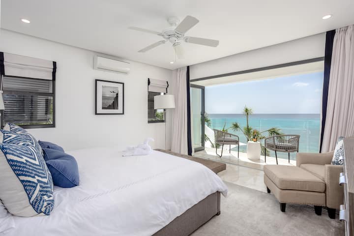 Sehemu yenye utulivu inaweza kupatikana ndani ya chumba cha kulala cha 3 na kitanda cha ukubwa wa kifalme cha Uingereza, roshani ya kujitegemea iliyo na mwonekano mzuri wa bahari, kiyoyozi, feni ya dari na chumba cha kulala.