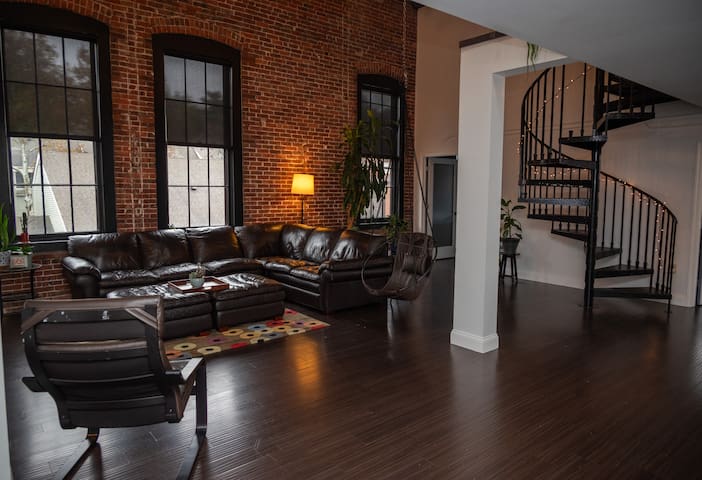 Riverfront Loft • Skyline Views • Walk to It All!