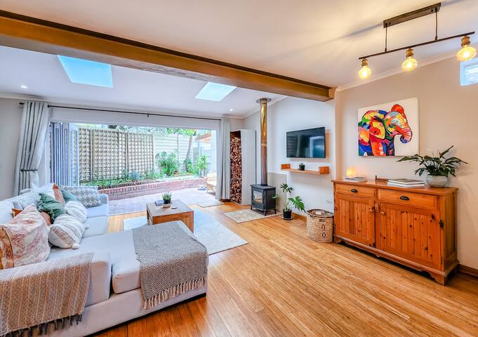 Cozy home in Muizenberg | No Loadshedding gallery image 3